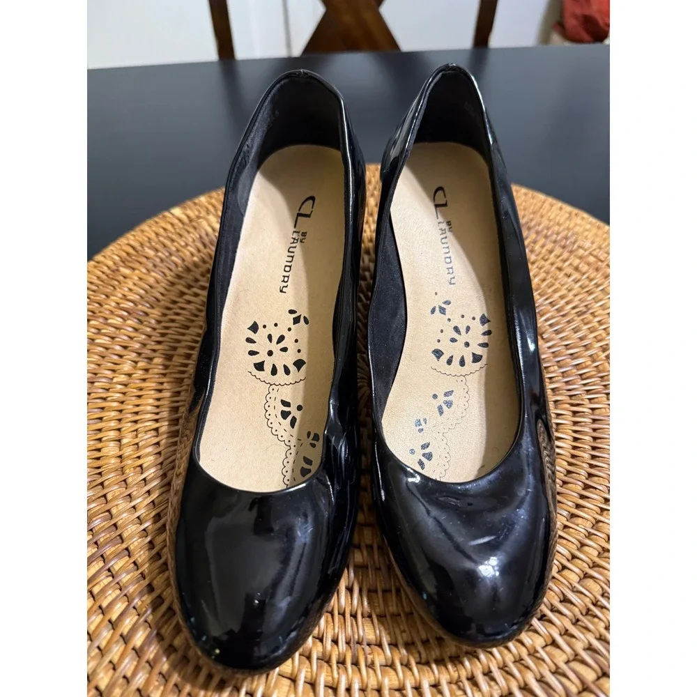 CL by Laundry Womens Black Patent Block Heel Round Toe Pumps Size 6M Scuffed